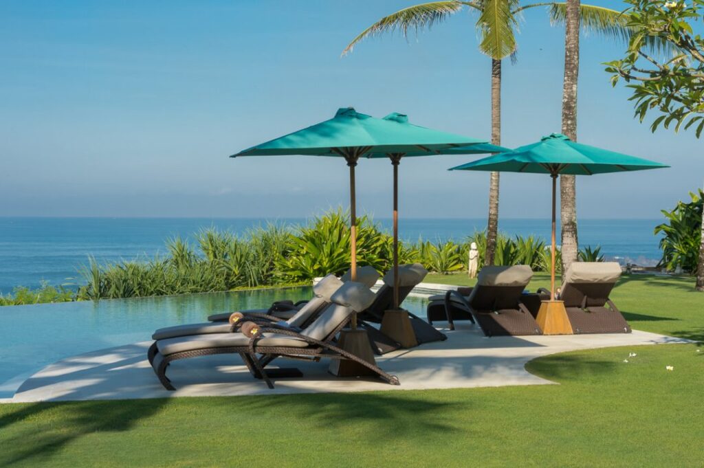 Luxury Villa in Bali, with infinity pool, sunbeds and palm trees