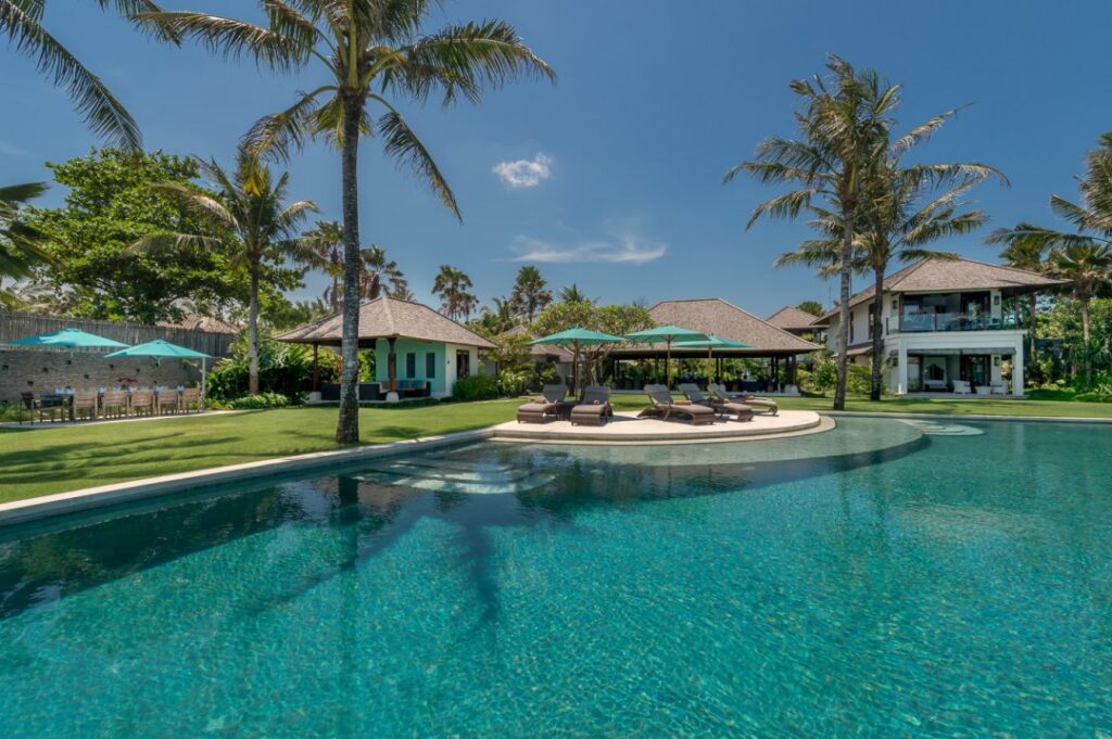 Luxury Villa in bali with Pool, Sunbeds and Palm Trees